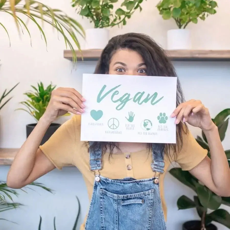Frau mit Schild zum Thema Vegan