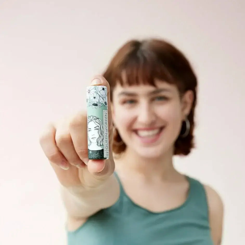 Frau mit Lippenbalsam Queen of Green