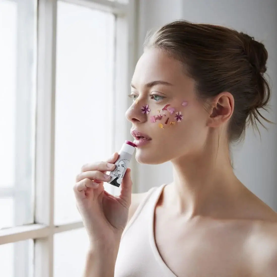 Frau mit getöntem Lippenbalsam von Queen of Green